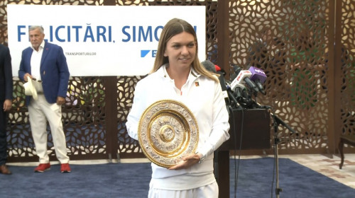 Simona Halep, cu farfuria de la Wimbledon