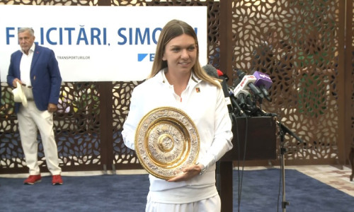 Simona Halep, cu farfuria de la Wimbledon