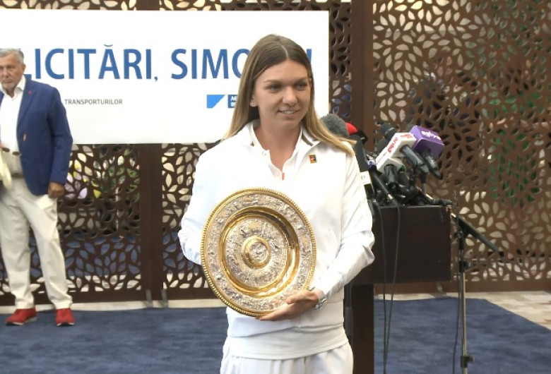 Simona Halep, cu farfuria de la Wimbledon