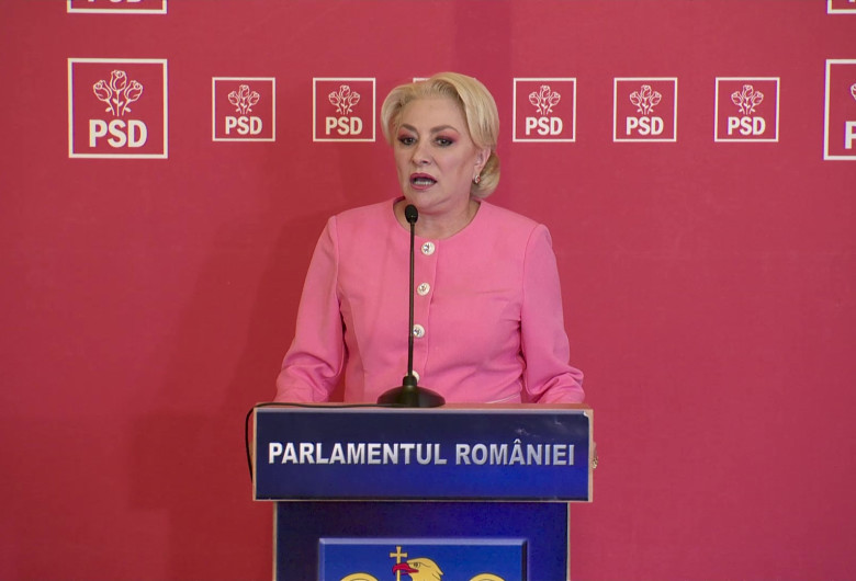 Viorica Dăncilă, roz