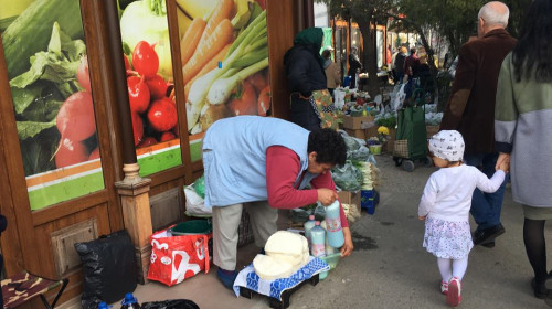 Brânză și lapte vândute pe stradă, la trotuar