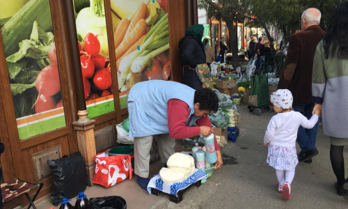Brânză și lapte vândute pe stradă, la trotuar