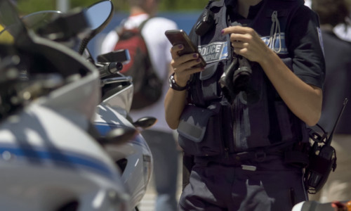 Polițiști folosind telefonul mobil, 5G