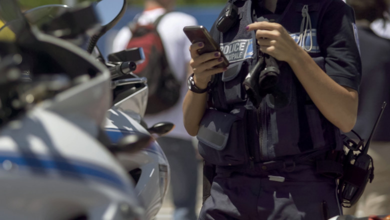 Polițiști folosind telefonul mobil, 5G