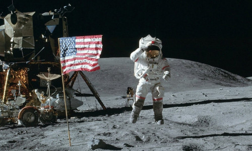 Neil Armstrong pe Lună