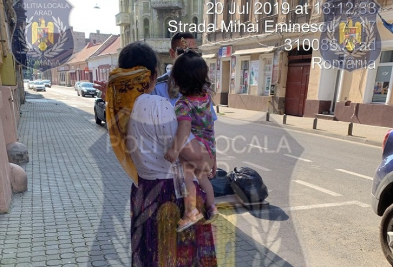 Țigancă scuipă semințe pe jos