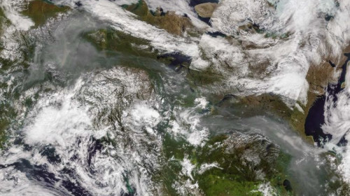 Imagini din satelit cu cercul polar plin de incendii