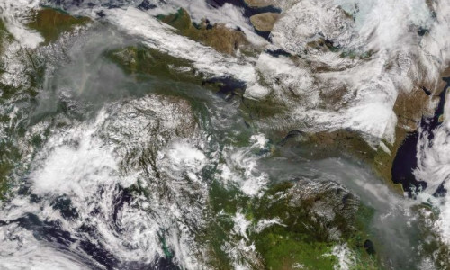 Imagini din satelit cu cercul polar plin de incendii