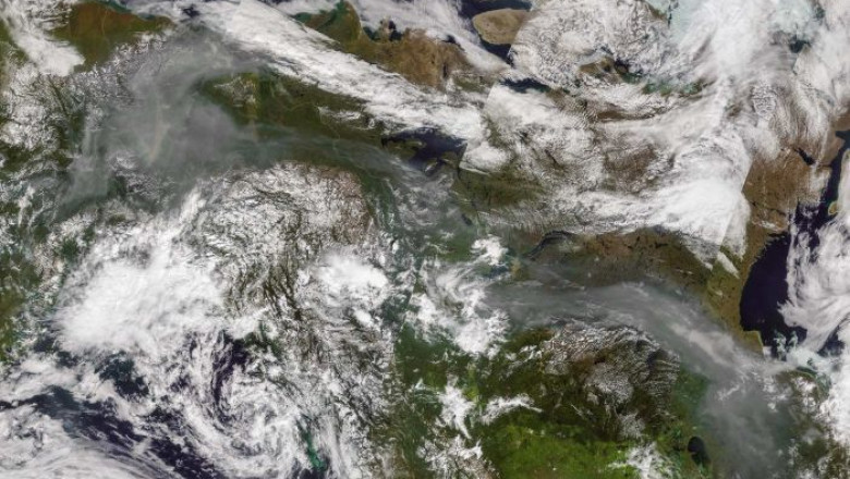 Imagini din satelit cu cercul polar plin de incendii