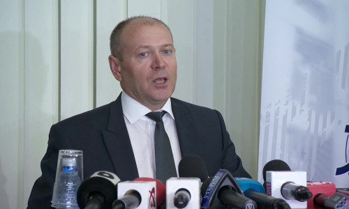 Felix Bănilă se uită spre cameră