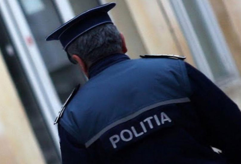 Polițist cu spatele