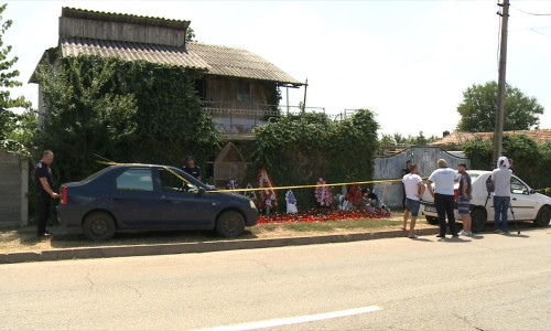 Oameni și polițiști la casa lui Gheorghe Dincă din Caracal