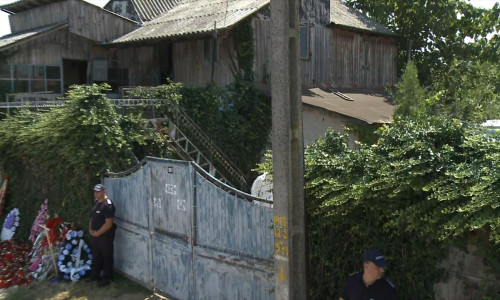 Casa lui Gheorghe Dincă, cu lumânări și polițiști la porți