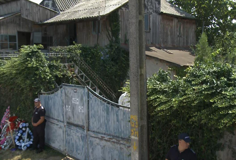 Casa lui Gheorghe Dincă, cu lumânări și polițiști la porți