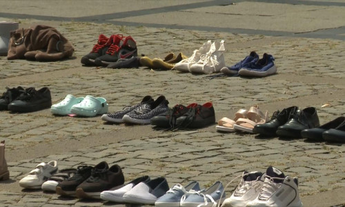 Pantofi puși pe stradă, la protest
