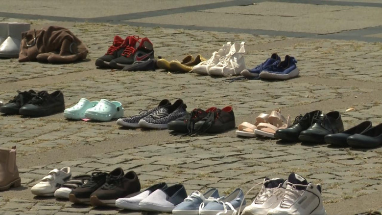 Pantofi puși pe stradă, la protest