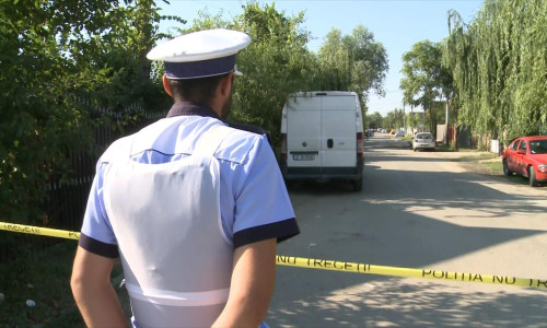 Polițist pe stradă de sat cu bandă NU TRECEȚI