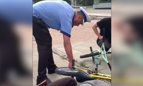 Polițist dezumflă roțile unei biciclete în Iași