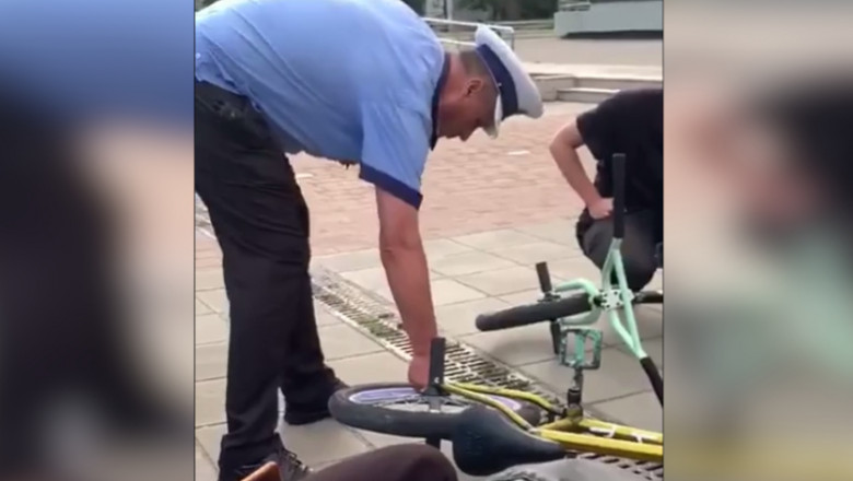 Polițist dezumflă roțile unei biciclete în Iași