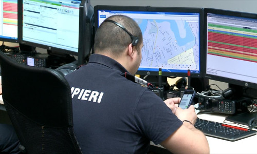 Pompier 112, se uită pe mobil, localizare, mesaje, urgență
