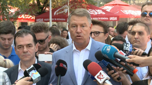 Klaus Iohannis cu Victor Orban pe fundal