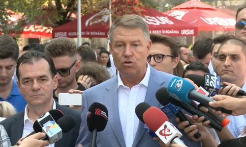 Klaus Iohannis cu Victor Orban pe fundal