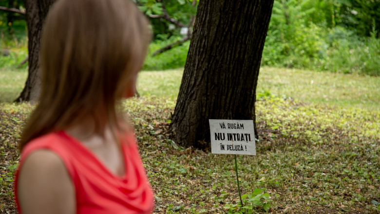 Avertisment, nu intrați pe iarbă, spațiul verde