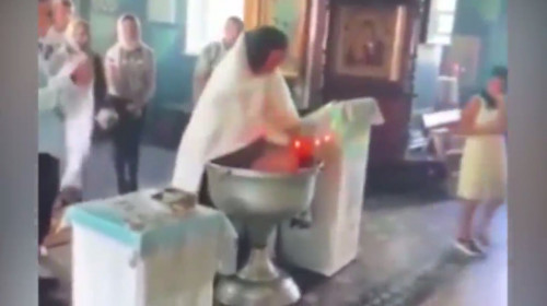 Preot rus botează copil