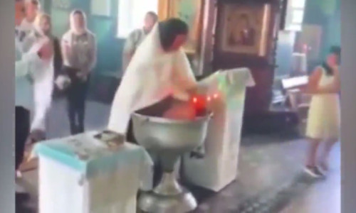 Preot rus botează copil
