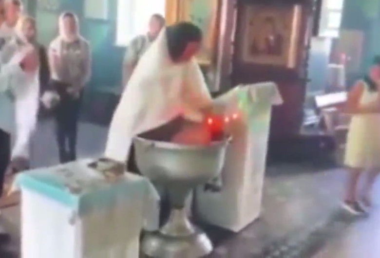 Preot rus botează copil