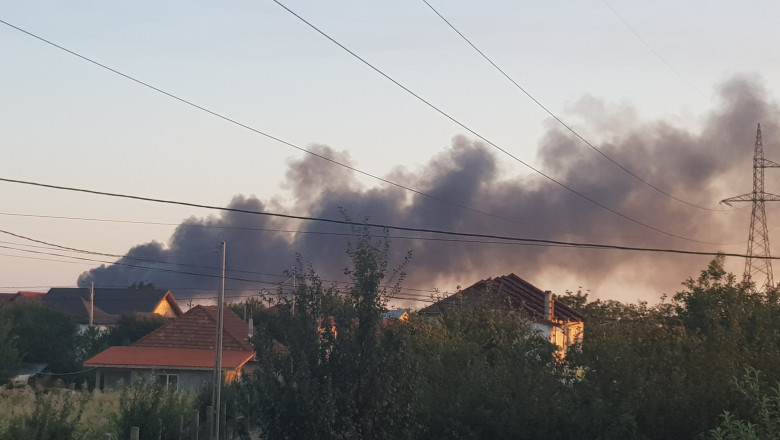 Incendiu la depozit de deșeuri din Buzău