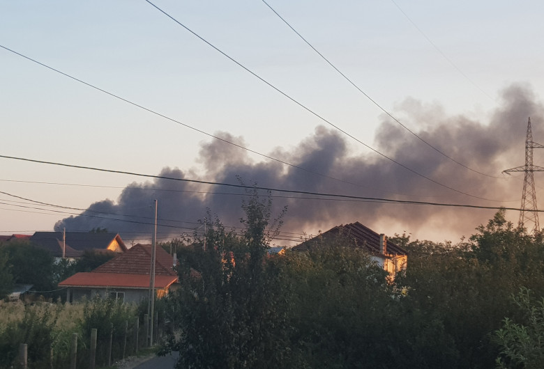 Incendiu la depozit de deșeuri din Buzău