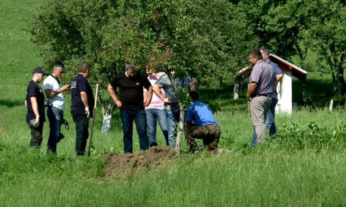 Criminaliști sapă după un cadavru de copil