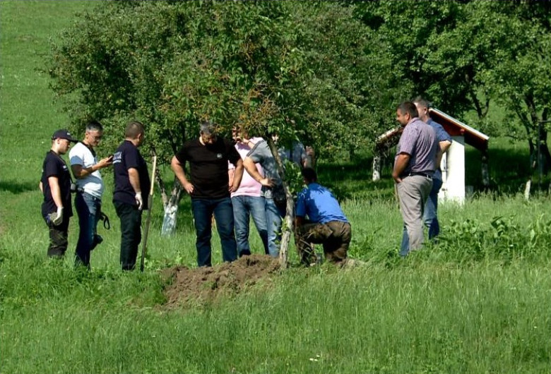 Criminaliști sapă după un cadavru de copil
