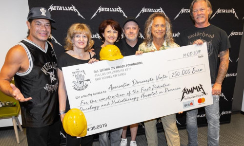Metallica donează