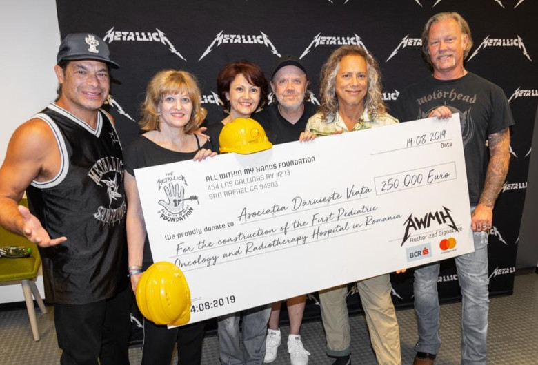 Metallica donează