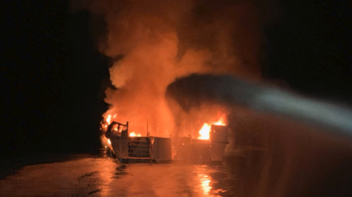 Barcă, navă, vas în flăcări,incendiu,California