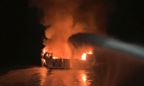 Barcă, navă, vas în flăcări,incendiu,California