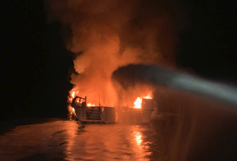 Barcă, navă, vas în flăcări,incendiu,California