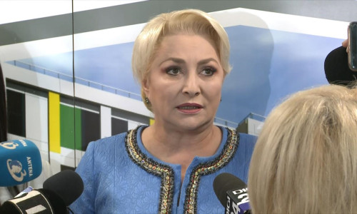 Viorica Dăncilă se uită în sus