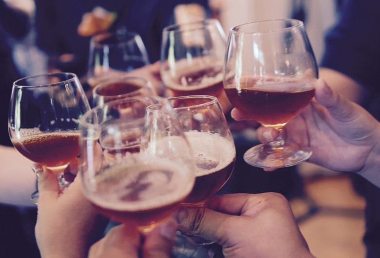 Băuturi alcoolice, oameni dau noroc cu paharele, vin
