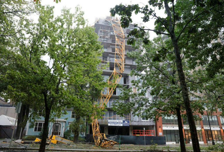 Macara căzută peste o clădire în Canada