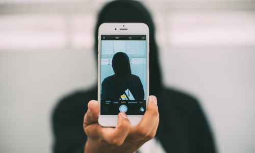 Personaj misterior își face selfie, necunoscut, anonim, fără identitate, fără față