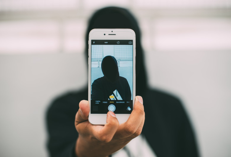 Personaj misterior își face selfie, necunoscut, anonim, fără identitate, fără față