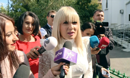 Elena Udrea se uită în cameră