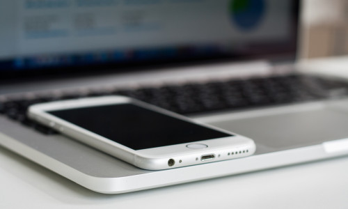 Smartphone, telefon mobil pe laptop