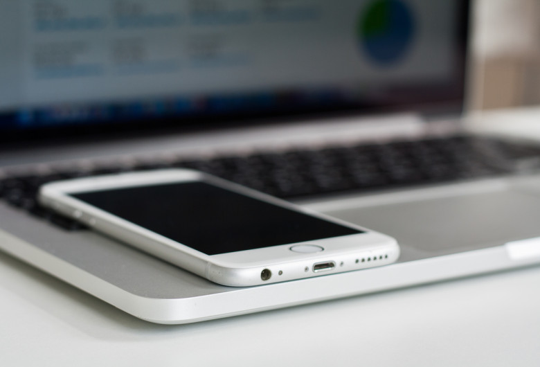 Smartphone, telefon mobil pe laptop