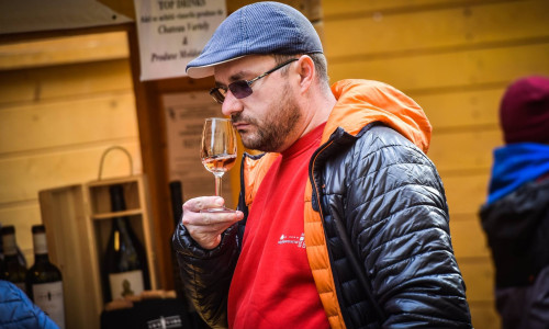 Om bea vin la VINFEST Sibiu, festivalul vinului