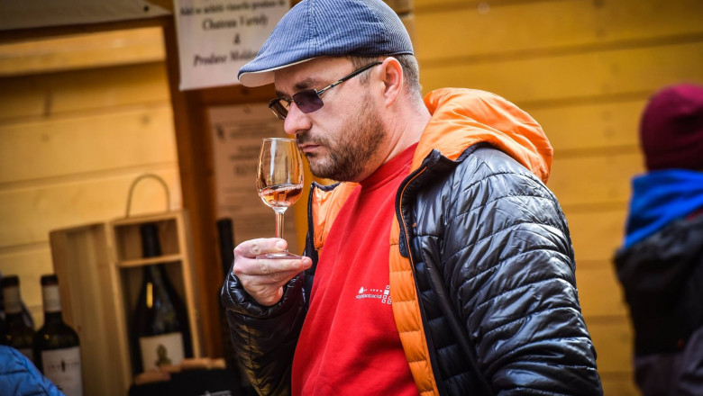 Om bea vin la VINFEST Sibiu, festivalul vinului