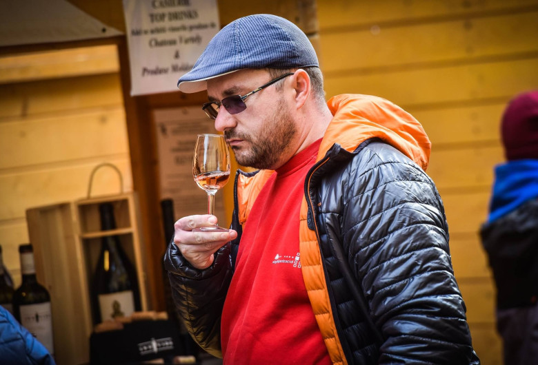 Om bea vin la VINFEST Sibiu, festivalul vinului